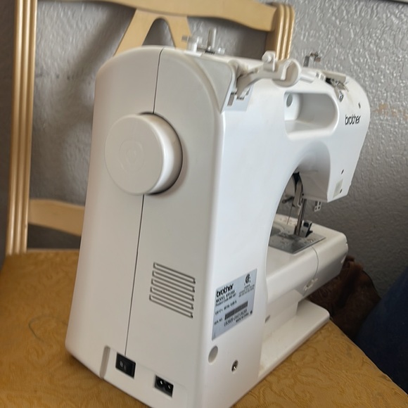 Sewing Machine - Picture 3 of 4